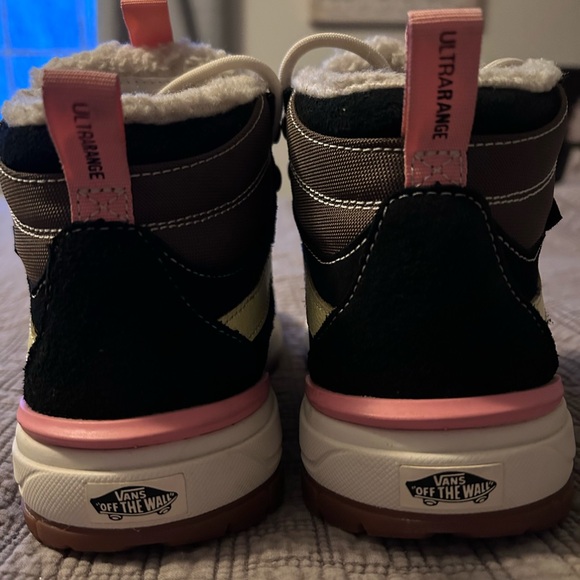 Vans Women’s UltraRange EXO Hi MTE in the
Canteen/Marshmallow colorway.
Sz 6 - Picture 4 of 5